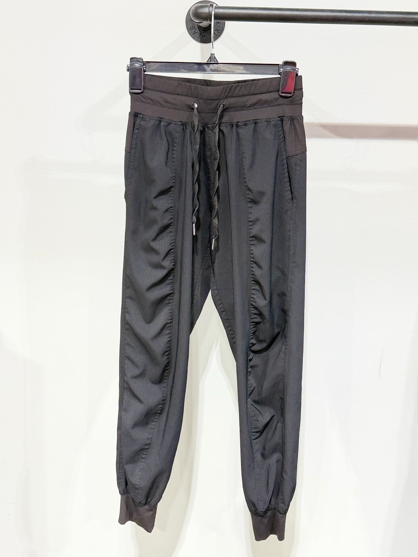 Lululemon - Sz 6