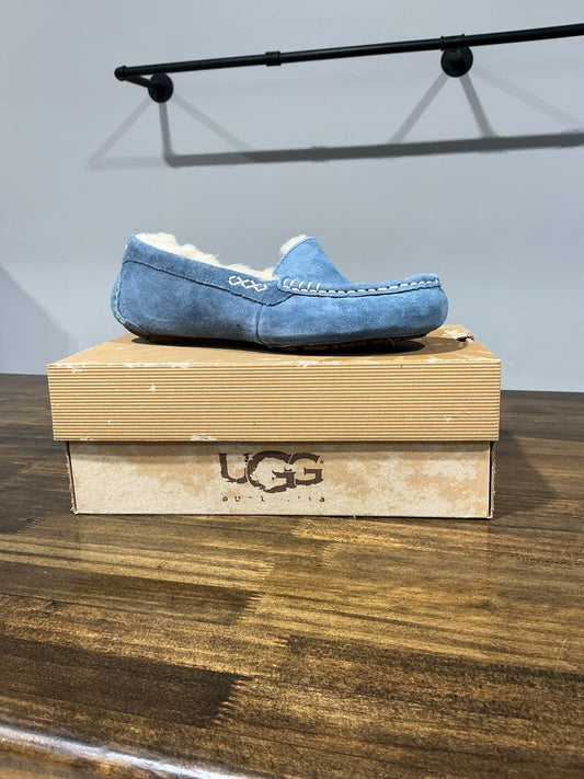Shoe Size 7 UGGS Women shoes